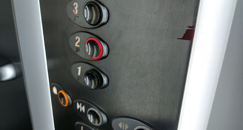 В Московской области мужчина получил переломы из-за резкой остановки лифта