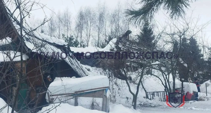В Подмосковье из-за снегопада обрушились крыши четырех зданий