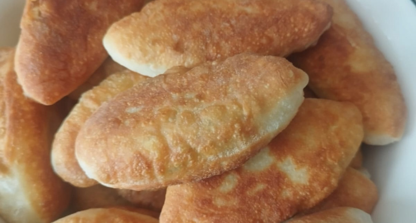 Замешиваю и сразу пеку. Пока закипает чайник, у меня на столе гора пирожков, даже руки в муке пачкать не приходится