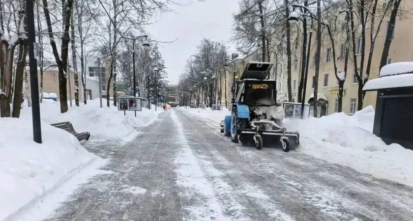В Наро-Фоминске коммунальщики борются с последствиями ледяного дождя и перепадов температуры