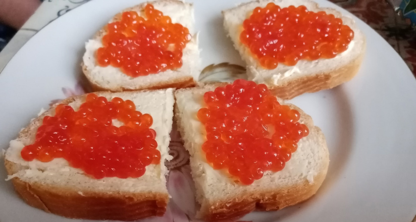 В 228 магазинах Московской области обнаружили партию красной икры с кишечной палочкой