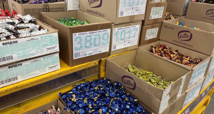 Женщина купила конфеты в супермаркете в Подмосковье и нашла внутри живых личинок вместо начинки