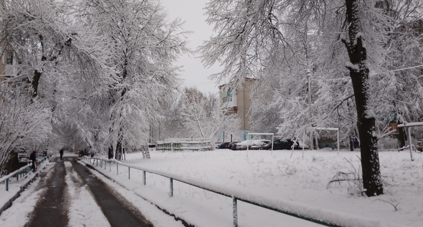 В Наро-Фоминске прохожие не заметили стараний школьника, который расчистил двор от снега