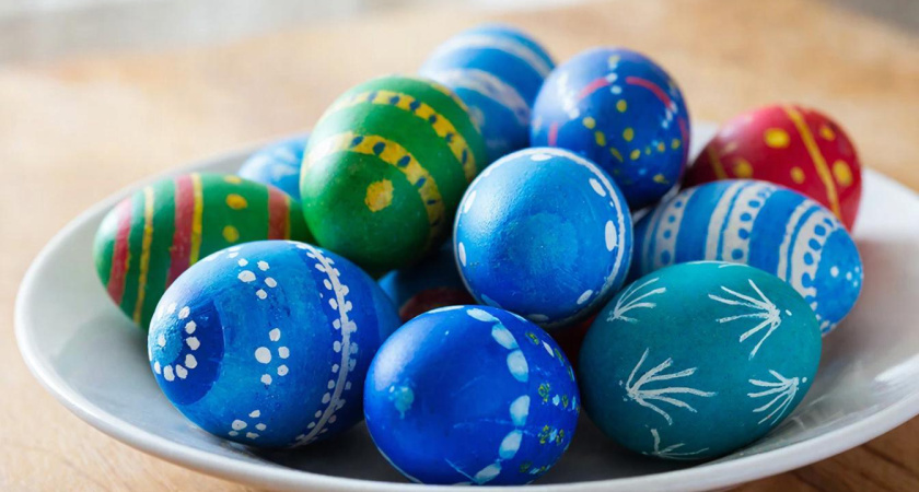 Опускаю яйца в отвар из натуральных красителей — получаю яйца небесно-голубого цвета