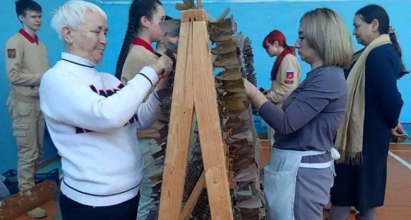 Жители Наро-Фоминского округа объединились для плетения маскировочных сетей