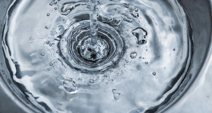 Тухлая вонь и мерзкая грязь слезут со стенок слива — хватает 2 стаканов средства