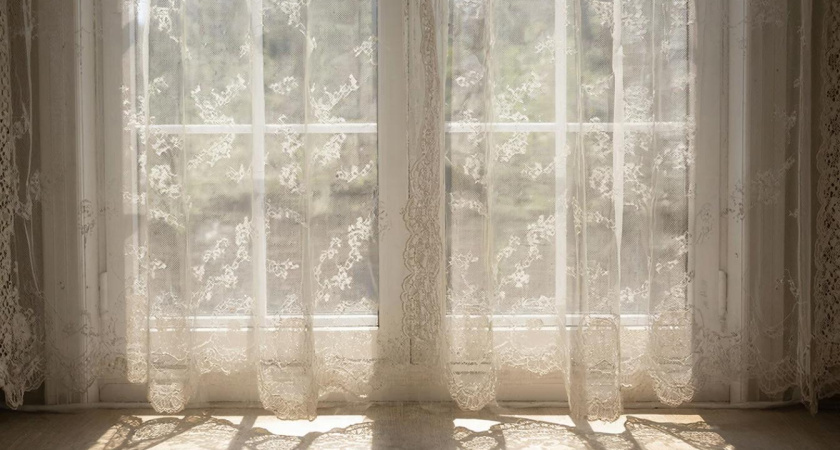 Кружевной тюль больше не в моде: чем рекомендуют заменить громоздкие ткани для трендового ремонта