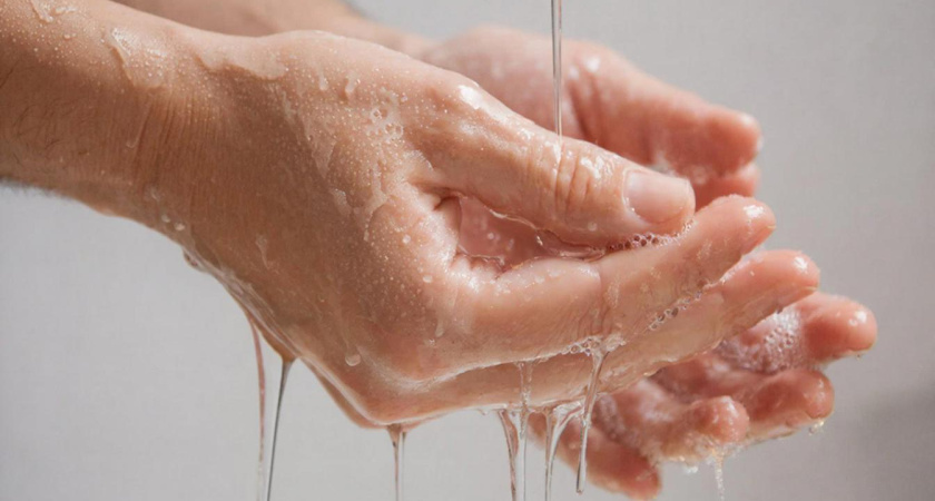 Налил жидкое мыло на туалетную бумагу и теперь все просят научить — друзья сначала смеялись