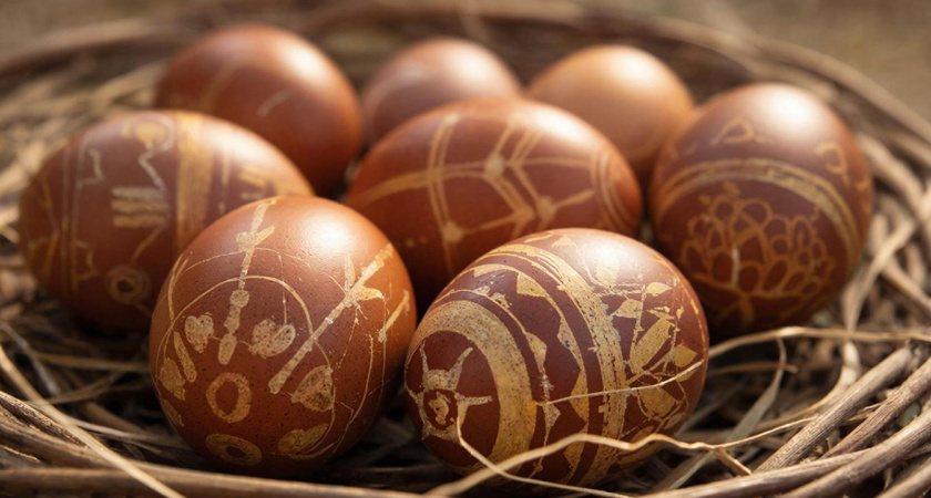 Не пасхальные яйца, а «киндеры»: скорлупки станут шоколадными после этого отвара — нужен только отход