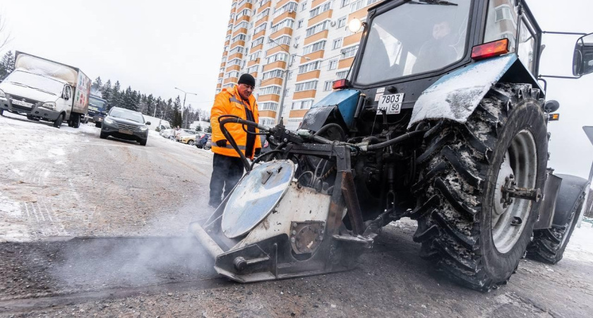 Более 8,4 тысяч дефектов асфальта устранили дорожники в Подмосковье