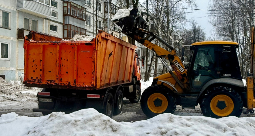В Наро-Фоминске коммунальщики расчищают заваленные снегом дворы