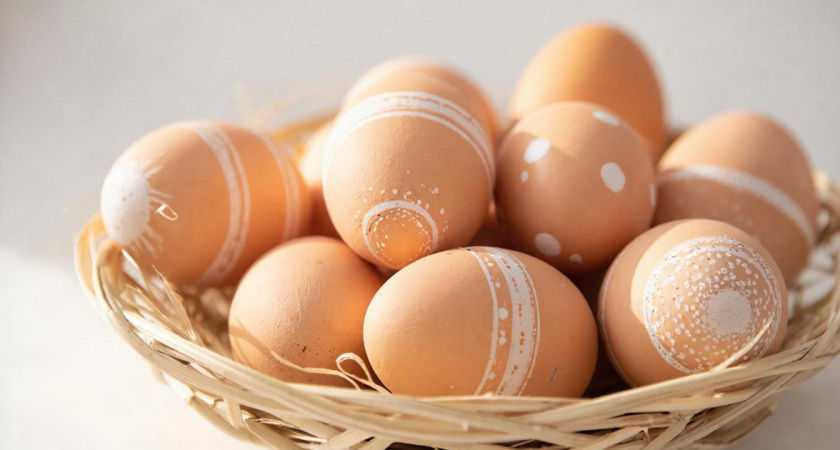 Красим яйца на Пасху в «медовый» цвет — получается красивее золота, позавидует даже курочка Ряба