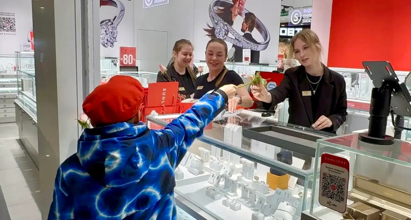 Юнармейцы в Наро-Фоминске поздравили женщин с наступающим праздником весны