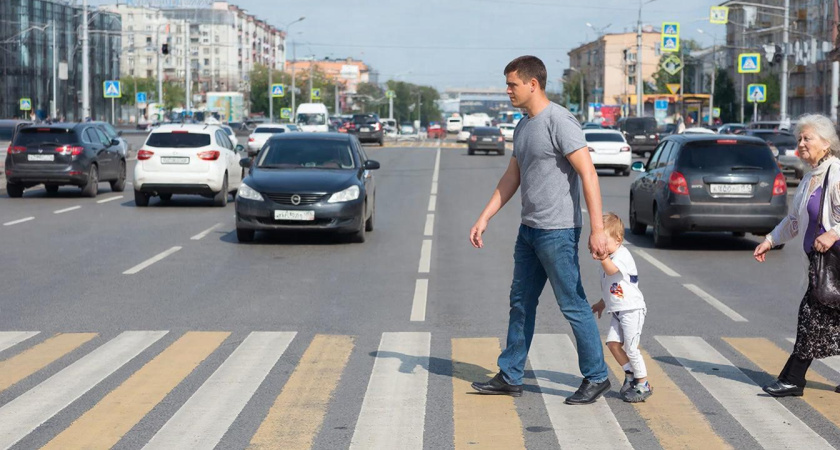 В ГАИ рассказали: нужно ли пропускать пешехода, который стоит на тротуаре