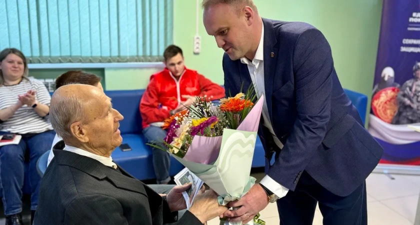 Ветеран Павел Веселов отметил 95-летие и вручил первый паспорт подростку в Наро-Фоминском городском округе 