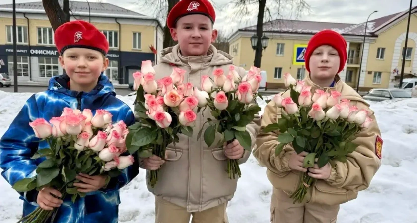 Юнармейцы Наро-Фоминска поздравили жительниц города с 8 Марта