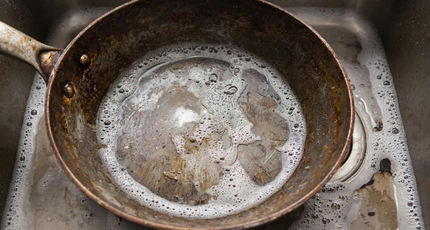 Посуда блестит как новая: профессиональный способ мыть жирные сковородки без химии