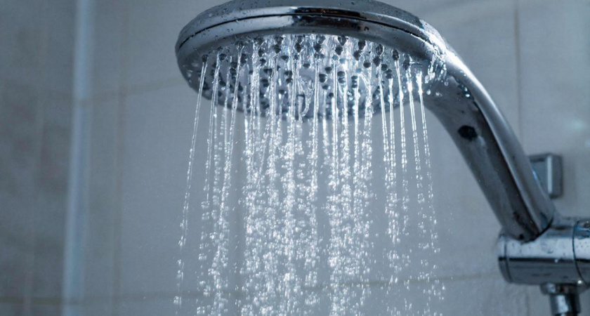 Когда душ льет в стороны: лайфхак от сантехника, как почистить сетку лейки лимонной кислотой без разборки смесителя