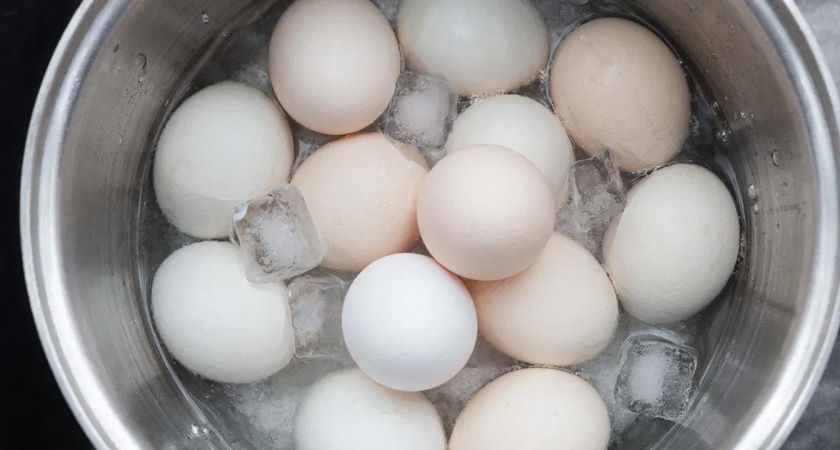 Hикогда не кладите яйца после варки в холодную воду. Секрет, о котором многие даже не догадываются