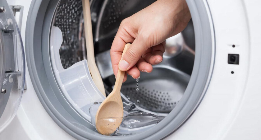 Всегда кладу ложку в барабан стиралки — теперь вещи чище и полотенца как новые