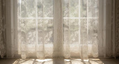 Кружевной тюль больше не в моде: чем рекомендуют заменить громоздкие ткани для трендового ремонта
