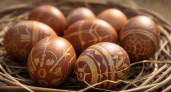 Не пасхальные яйца, а «киндеры»: скорлупки станут шоколадными после этого отвара — нужен только отход
