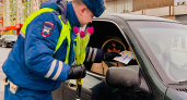 Госавтоинспекция Наро-Фоминска подарила автоледи цветы в честь 8 Марта