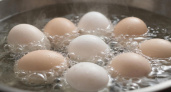 Никогда не кладите яйца после варки в ледяную воду. Секрет, о котором многие не знают...