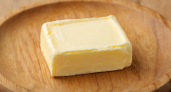 Сливочное масло: легко отличить подделку поможет один хитрый трюк — возьмите с собой в магазин обычный фонарик