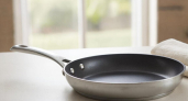 Посуда блестит как новая: ресторанный способ мыть жирные сковородки без единой капли химии
