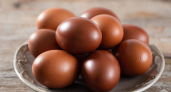 Настоящие «киндеры»: добиваюсь шоколадного оттенка яиц с помощью напитка — настолько красиво, что даже разбивать жалко
