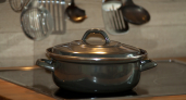 Посуда снова блестит как новая: ресторанный способ мыть жирные сковородки без химии