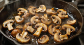 Оказывается, мы жарим шампиньоны неправильно: 5 ошибок, из-за которых грибы становятся резиновыми и сопливыми