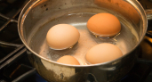 Зачем советские повара бросали щепотку соли при варке яиц: простая хитрость