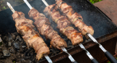 Этот лук к мясу съедают первым: перестала заливать его кипятком и делаю намного быстрее