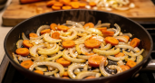 Жарить лук и морковь вместе — ошибка 90% хозяек: секрет, который изменит вкус ваших супов и плова