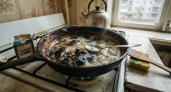 2 ложки в сковороду — и десятилетний нагар отходит хлопьями: это копеечное средство есть на каждой кухне