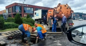 В Наро‑Фоминске устраняют утечку воды у торгового центра “Заречье”
