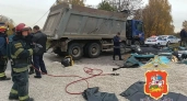 В Московской области грузовик с щебнем рухнул на легковую машину: погибли двое, включая ребенка