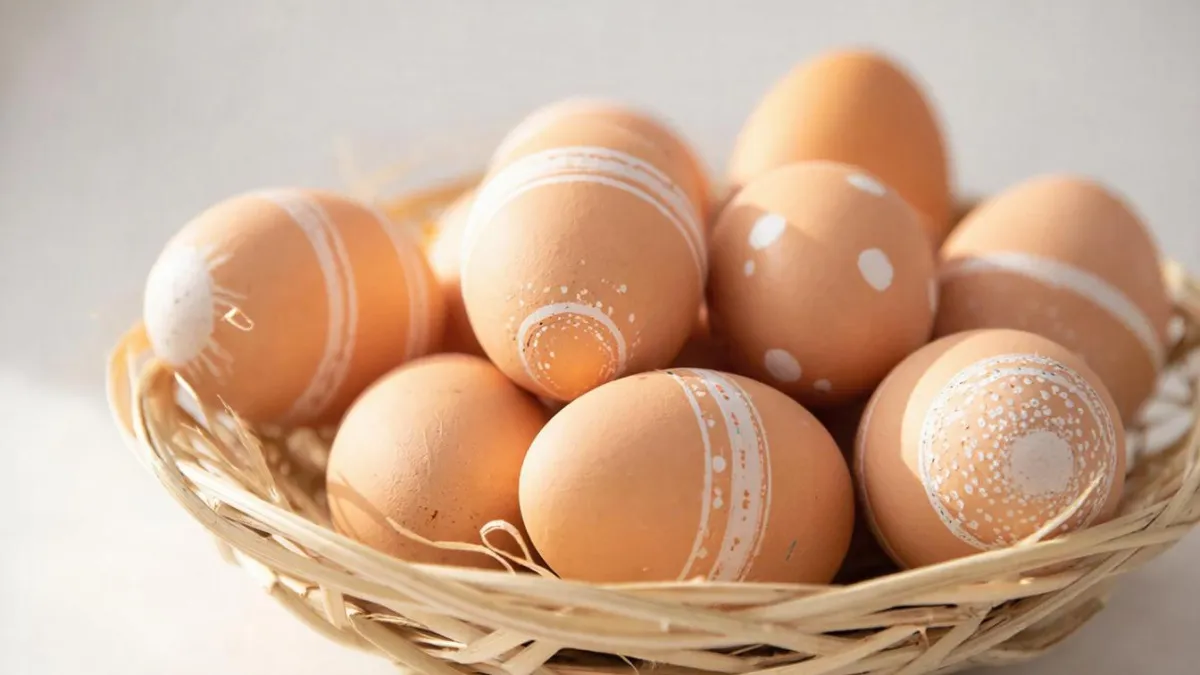 Красим яйца на Пасху в «медовый» цвет — получается красивее золота, позавидует даже курочка Ряба