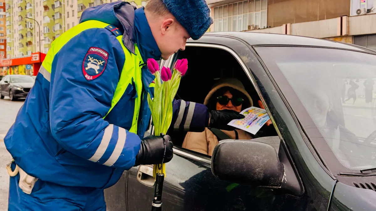 Госавтоинспекция Наро-Фоминска подарила автоледи цветы в честь 8 Марта