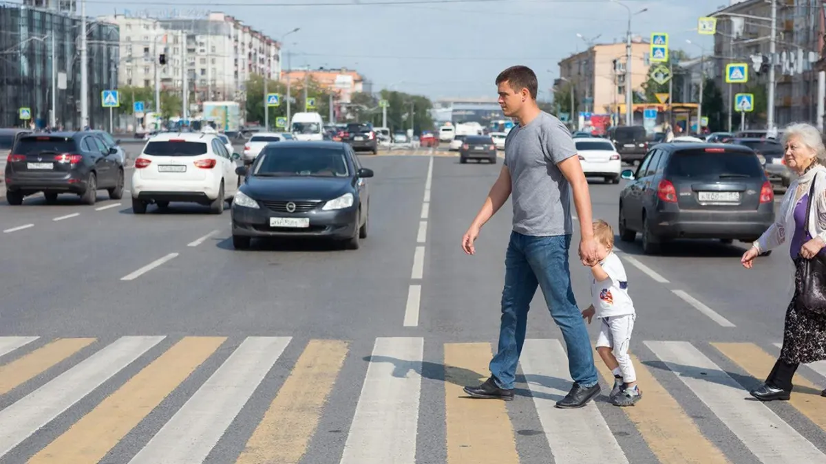 В ГАИ рассказали: нужно ли пропускать пешехода, который стоит на тротуаре