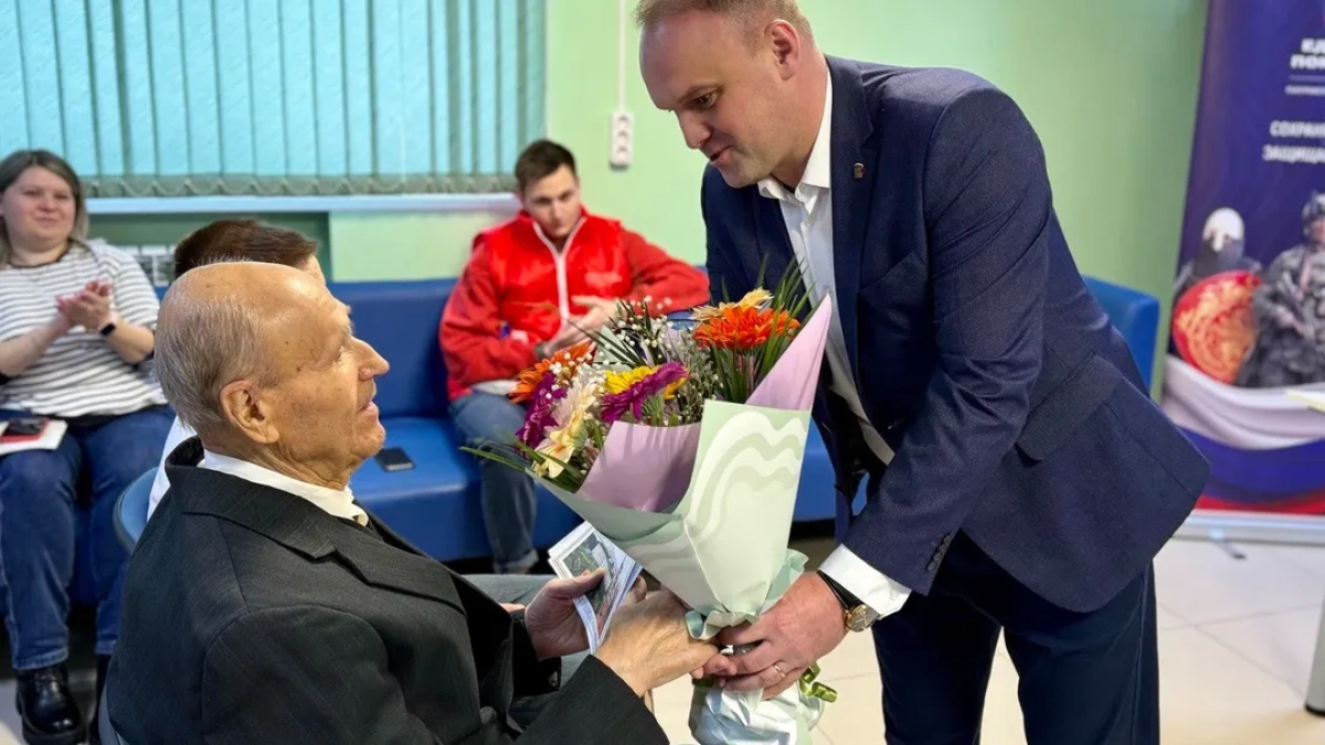 Ветеран Павел Веселов отметил 95-летие и вручил первый паспорт подростку в Наро-Фоминском городском округе 