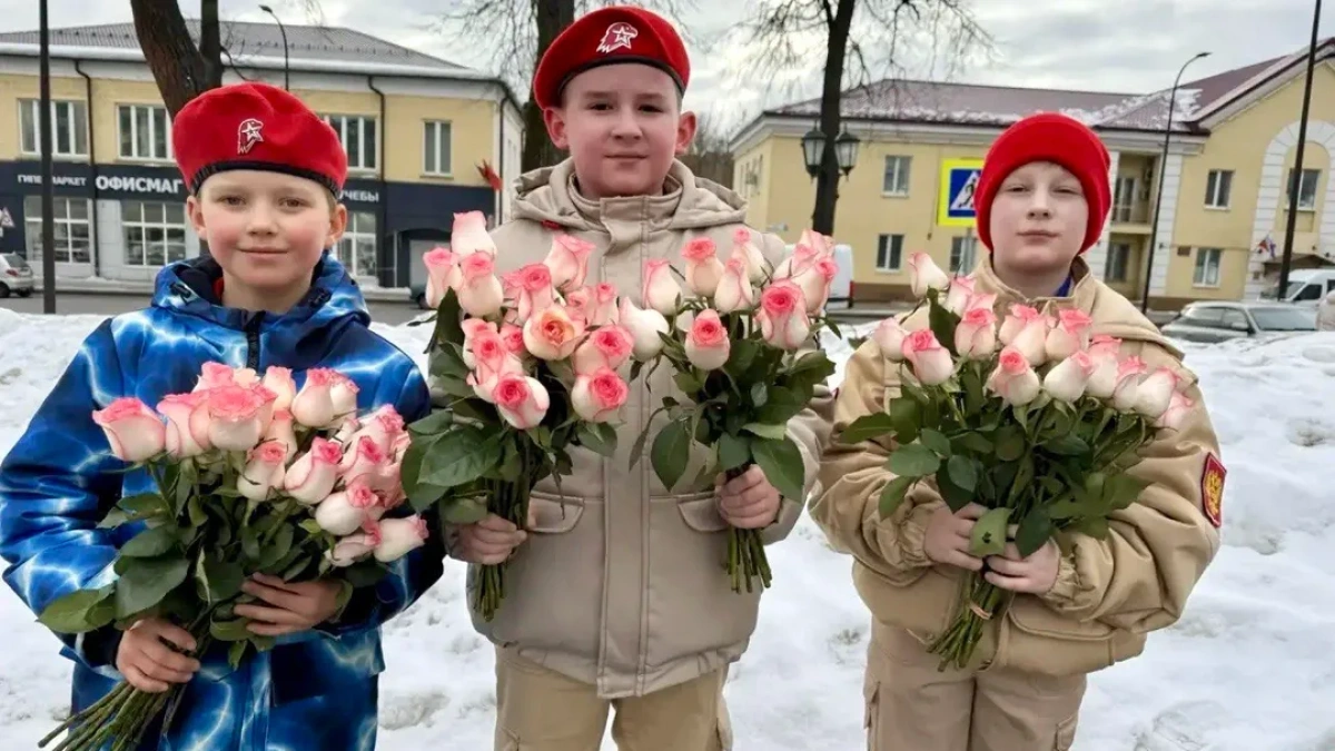 Юнармейцы Наро-Фоминска поздравили жительниц города с 8 Марта