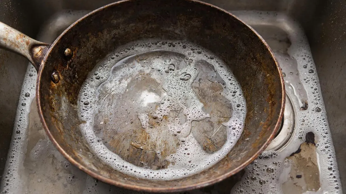 Посуда блестит как новая: профессиональный способ мыть жирные сковородки без химии