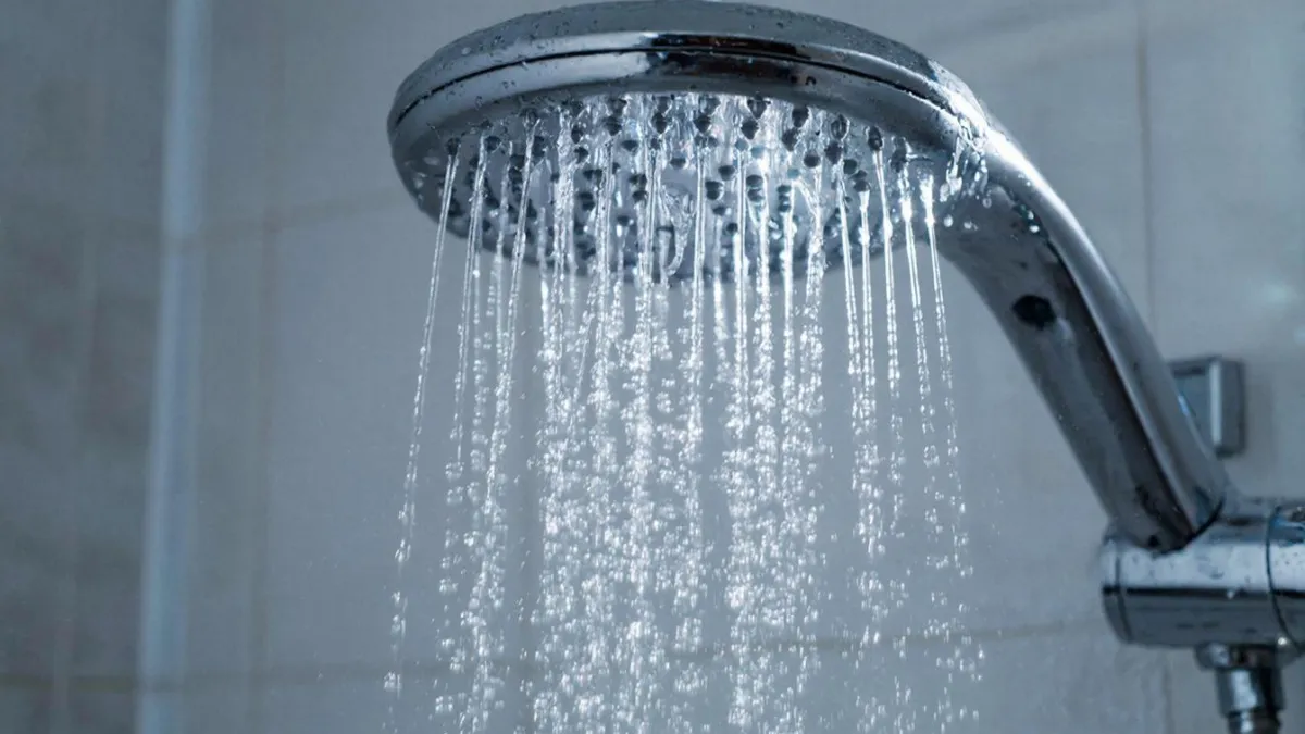 Когда душ льет в стороны: лайфхак от сантехника, как почистить сетку лейки лимонной кислотой без разборки смесителя