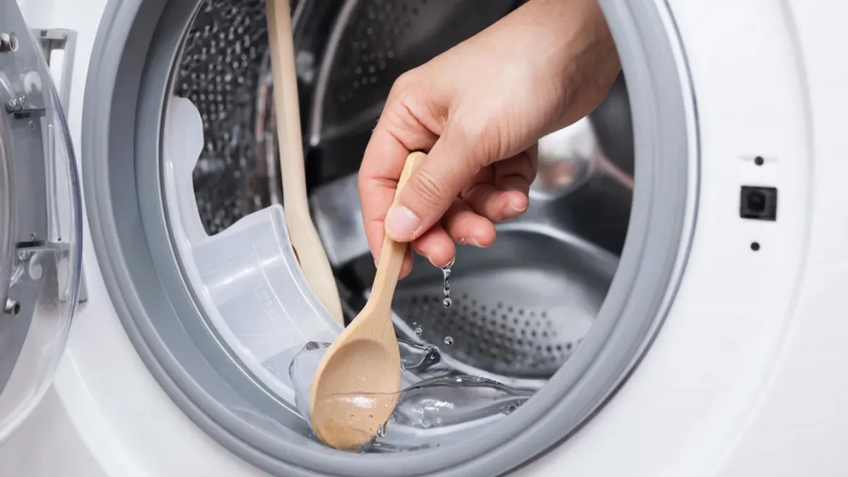 Всегда кладу ложку в барабан стиралки — теперь вещи чище и полотенца как новые