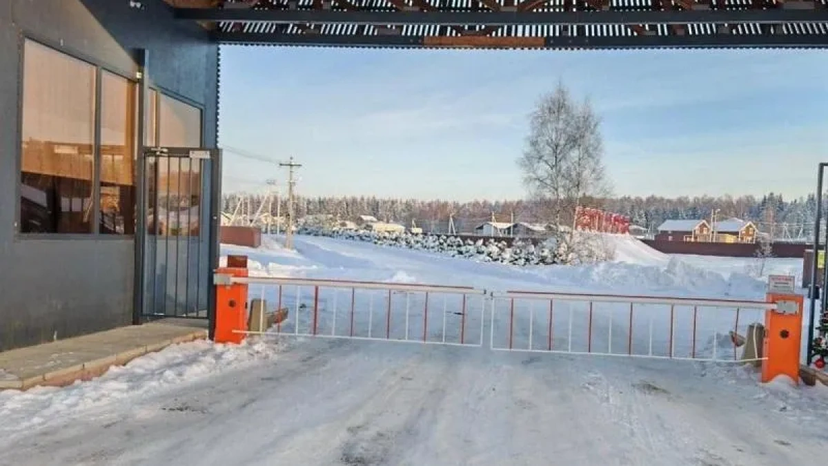 Забор в Наро-Фоминском округе перекрыл людям доступ к реке Плесенке