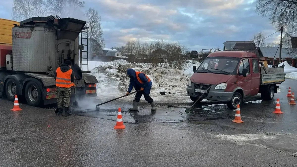 В Наро-Фоминске дорожные службы приступили к ямочному ремонту литым асфальтом