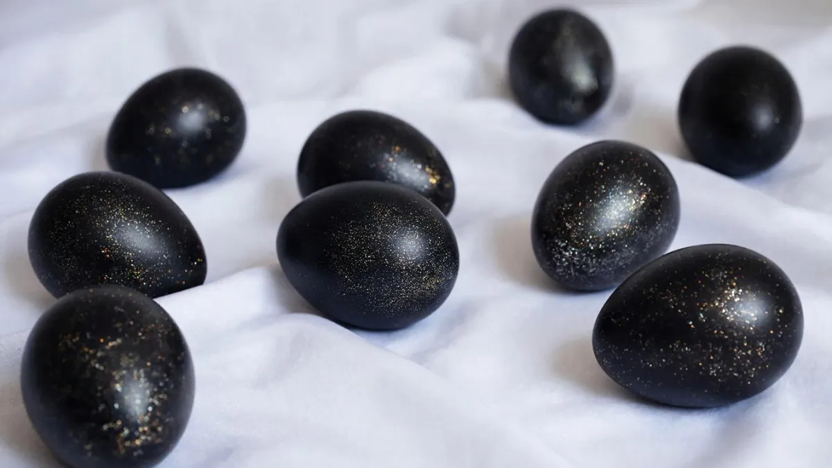 ПЕРЕДЕЛАТЬЧерные жемчужины на Пасху: красим яйца в бархатистый цвет копеечным способом — соседки со скучными зелеными крашенками «в пролете»